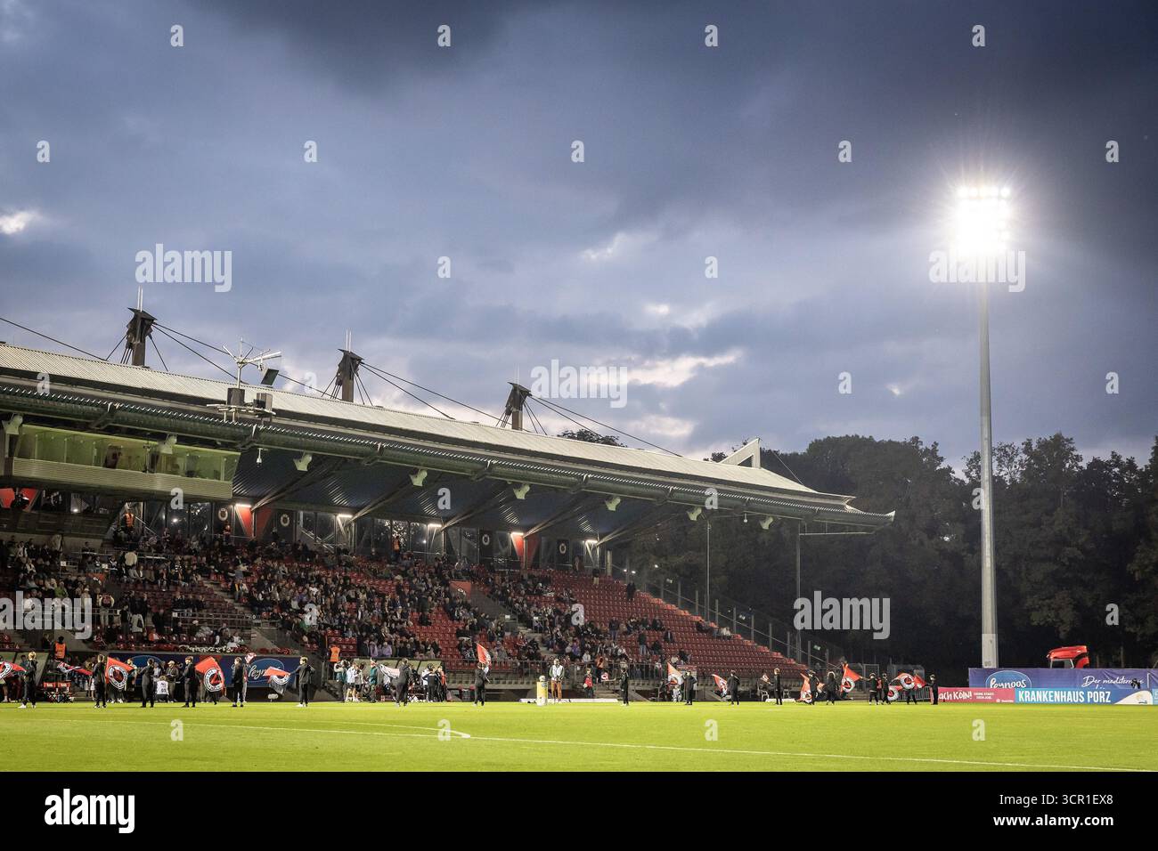 Flutlichtspiel im H?henberg Park ; K?ln, 28.09.2025, 8. Spieltag der 3. Fu?ball-Liga, FC Viktoria K?ln - VfL Osnabr?ck im Sportpark Hoehenberg in K?ln. Die DFL-Bestimmungen verbieten die Verwendung von Fotografien als Bildsequenzen und/oder Quasi-Videos. Stock Photo