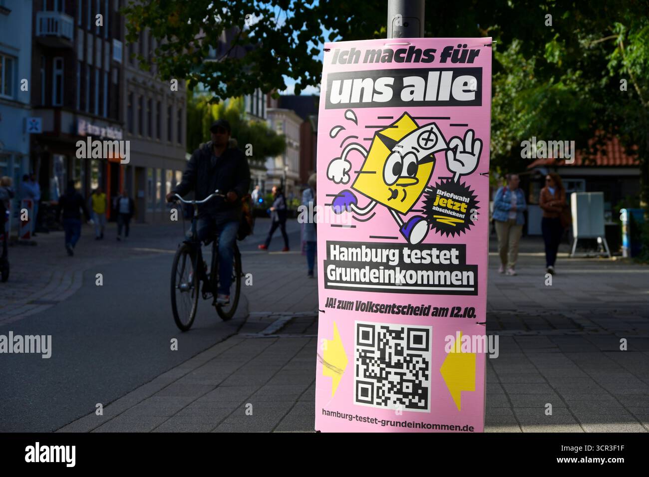 Hamburg city center referendum banners The Debate: Infrastructure vs. Uncertainty