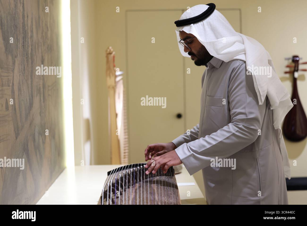 (250929) -- RIYADH, Sept. 29, 2025 (Xinhua) -- A man tries to play ...
