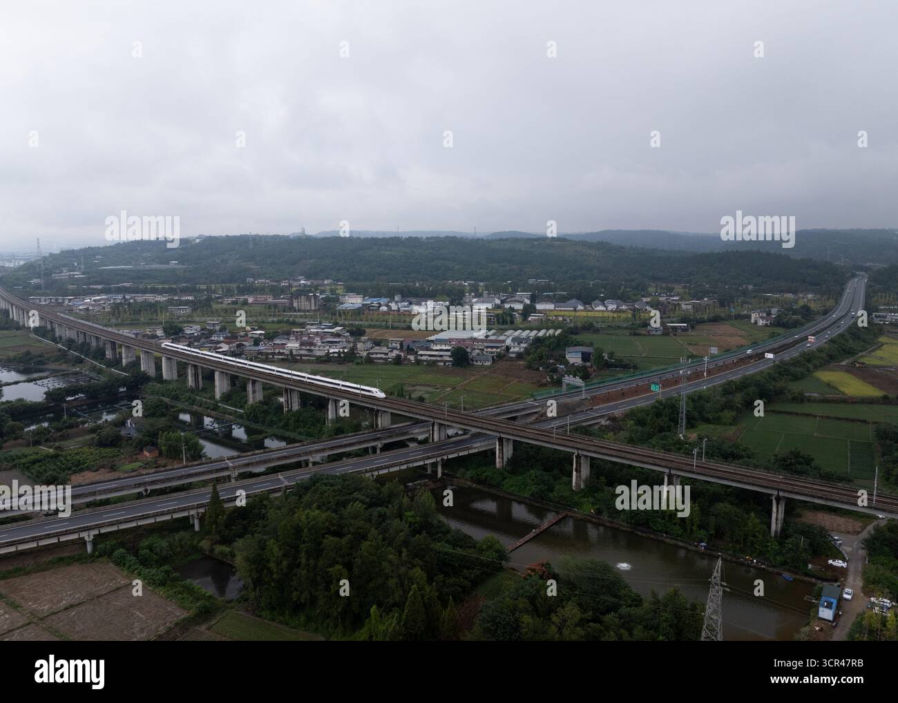 (250929) -- CHENGDU, Sept. 29, 2025 (Xinhua) -- An aerial drone photo ...