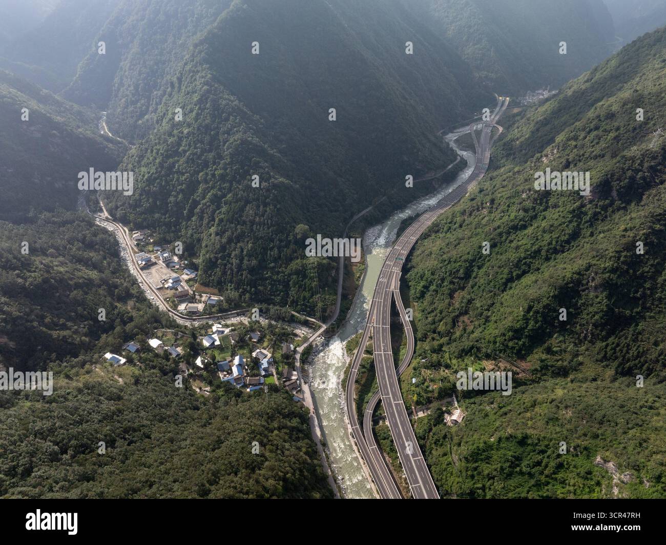 (250929) -- CHENGDU, Sept. 29, 2025 (Xinhua) -- An aerial drone photo ...
