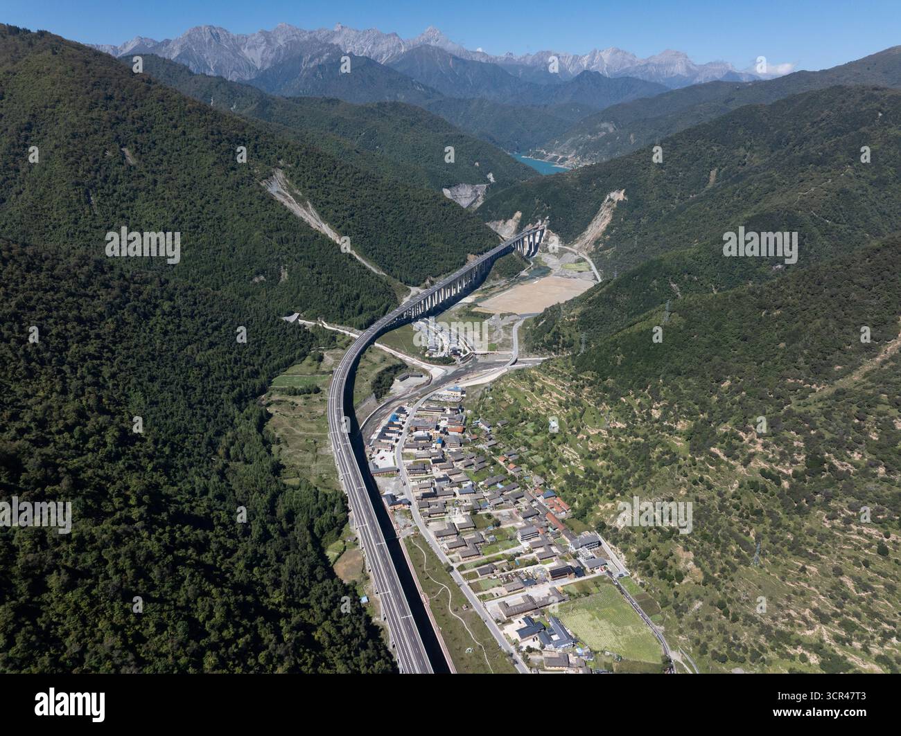 (250929) -- CHENGDU, Sept. 29, 2025 (Xinhua) -- An aerial drone photo ...