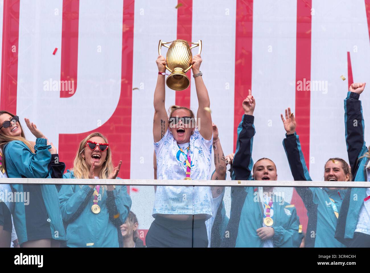 Marlie Packer & England women's rugby team players celebrating at the Red Roses Champions Party, Battersea, after winning World Cup Stock Photo