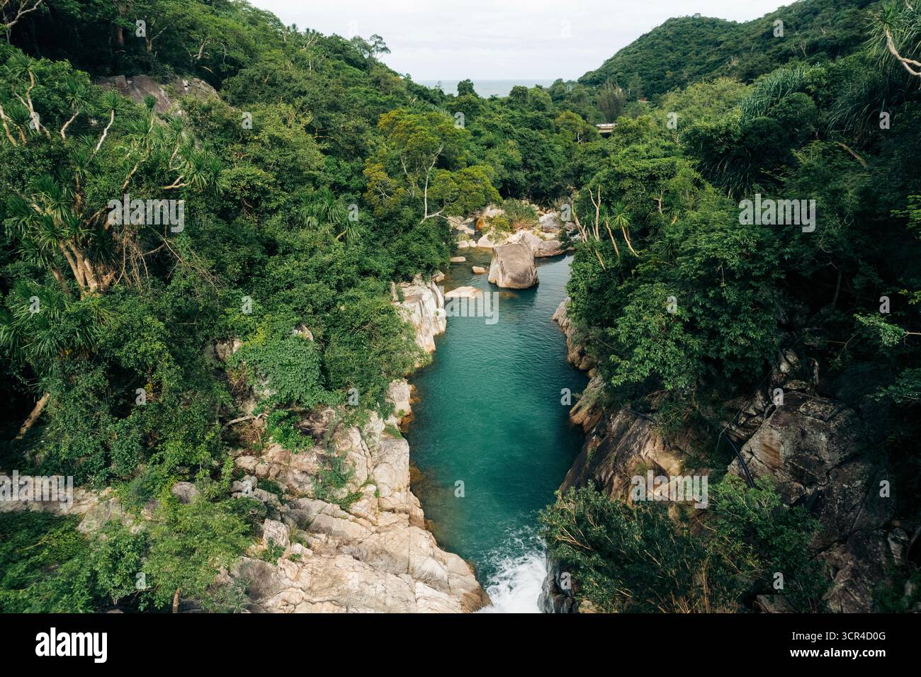 Lush jungle surrounds serene river hi-res stock photography and images ...