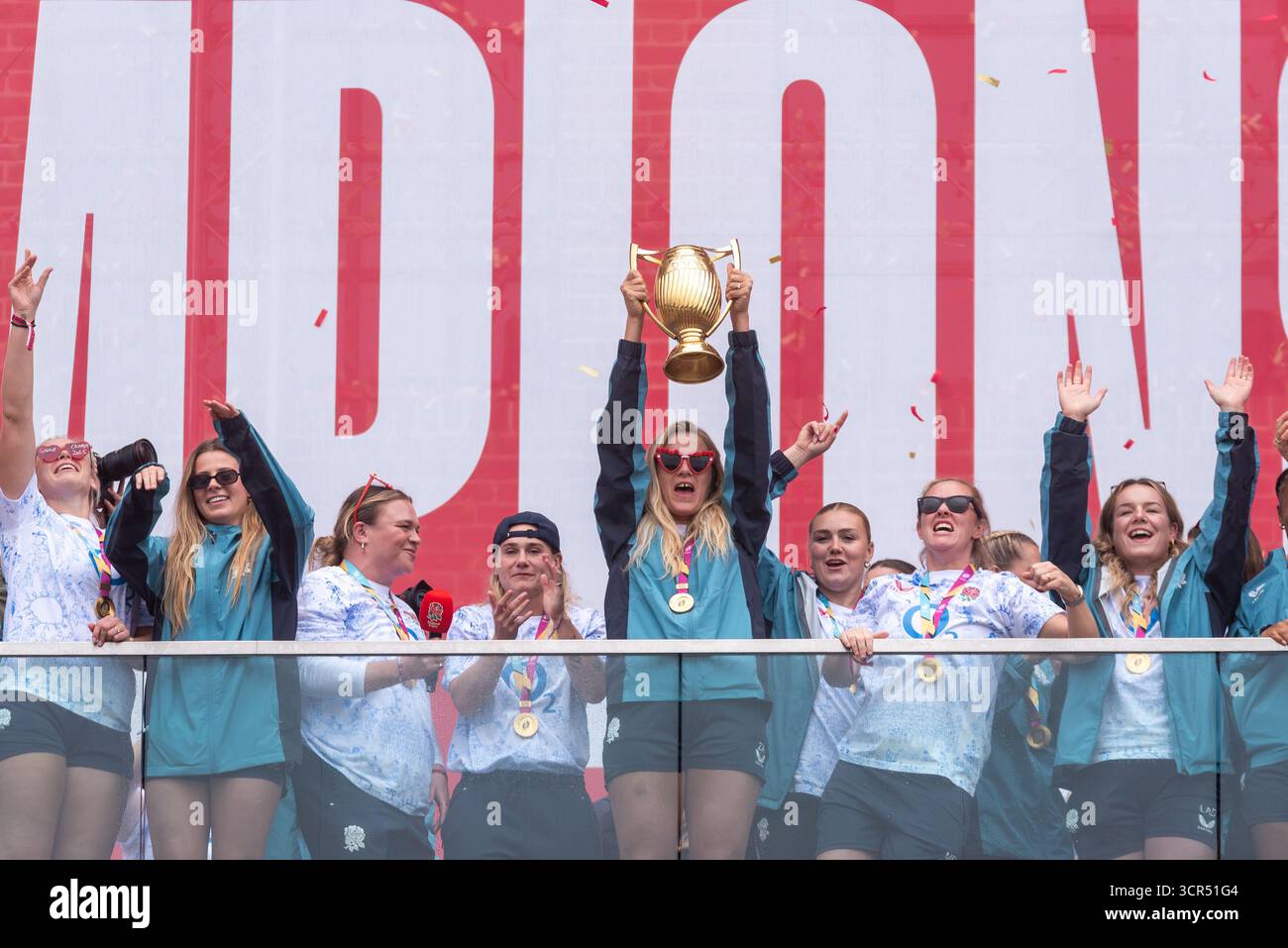 Red Roses Trophy Zoe Aldcroft with trophy & England women's rugby team players ...