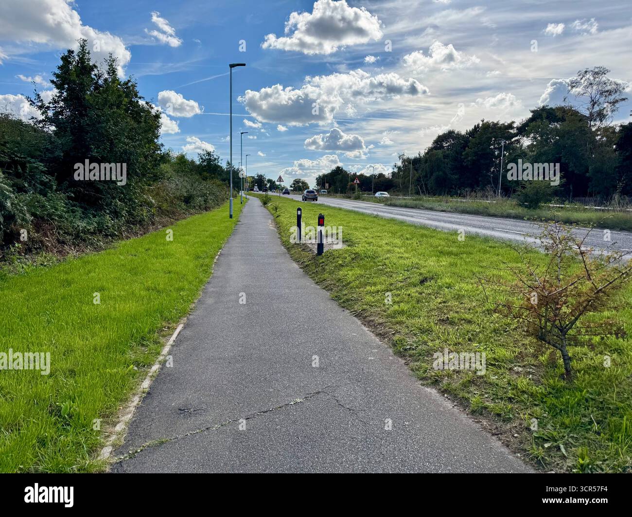 Brightwell Lakes, Martlesham, Suffolk - 29 September 2025 : Deben Park, a new housing development. close to Ipswich, UK. Cycle path alongside the A12. - Smartphone Captured Stock Image