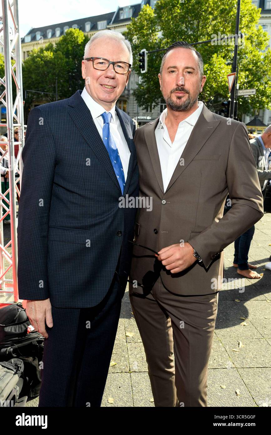 Abb Ludger Pistor Und Gast Zu Gast Bei Der Feierlichen Eroeffnung Des Abb Ludger Pistor Und Gast Zu Gast Bei Der Feierlichen Eroeffnung Des Harald Juhnke Platzes Am Ecke Am 290925 In Berlin Berlin Deutschland Abb Ludger Pistor And Guest At The Ceremonial Opening Of Harald Juhnke Platz At Corner On 29 09 25 In Berlin Berlin Germany 3CR5GGF 