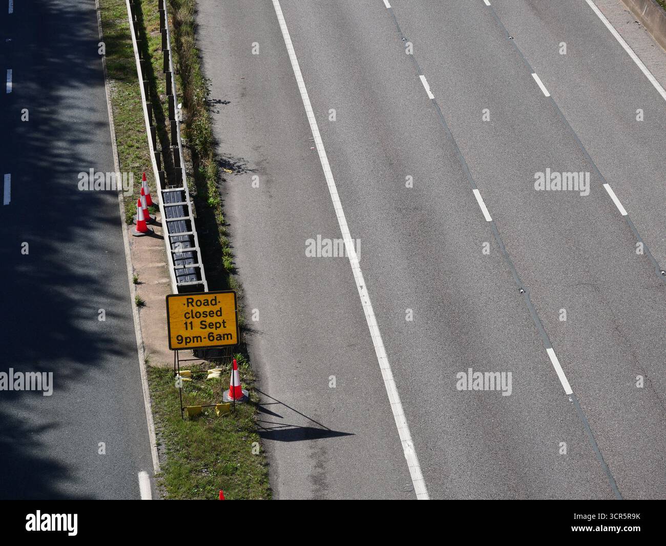 Road closure advance warning sign hi-res stock photography and images ...