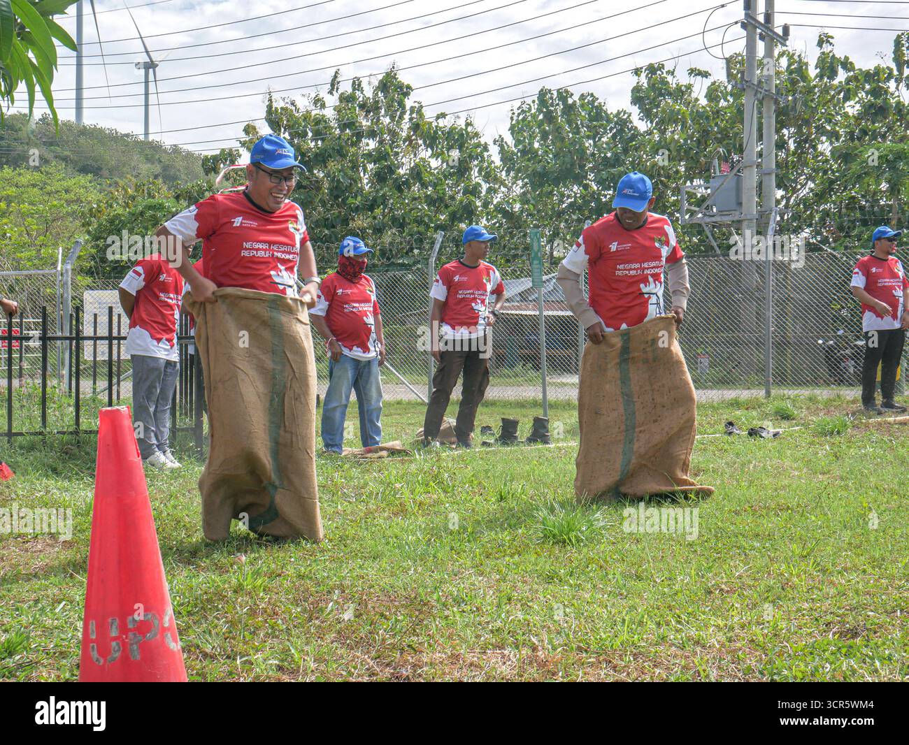 Workers compete in race hi-res stock photography and images - Alamy