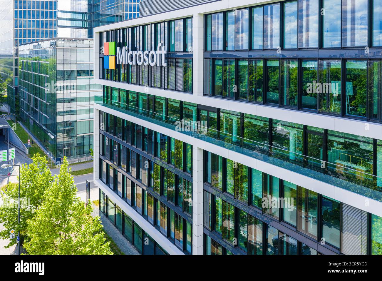 Microsoft Building R Microsoft building facade hi-res stock photography and images - Alamy