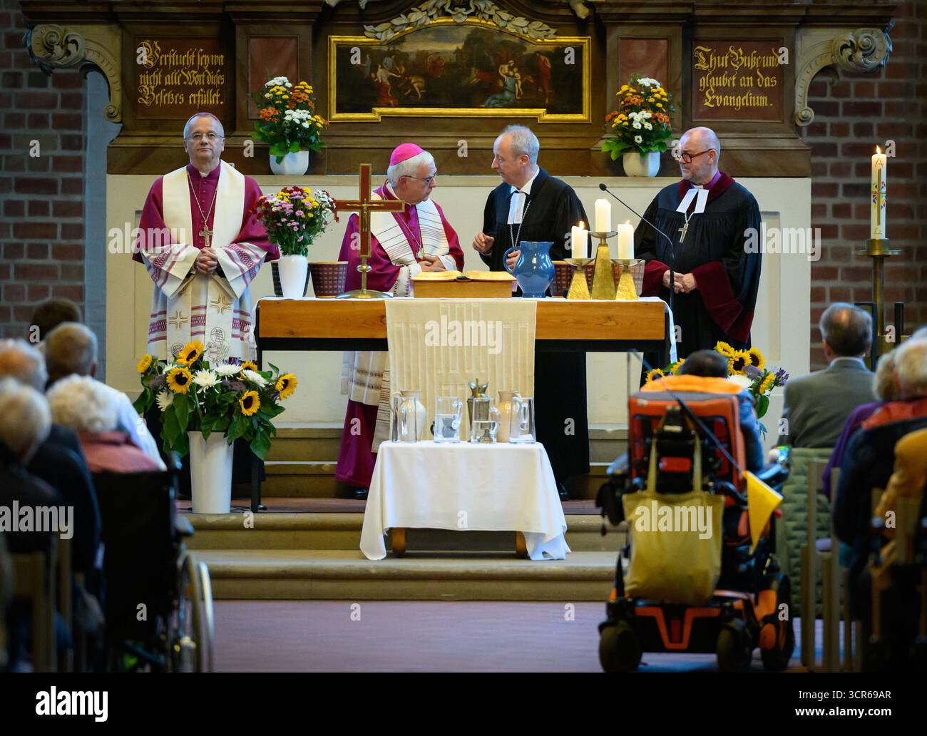 28 September 2025, Brandenburg, Fürstenwalde: Bishop Tadeusz Litynski ...