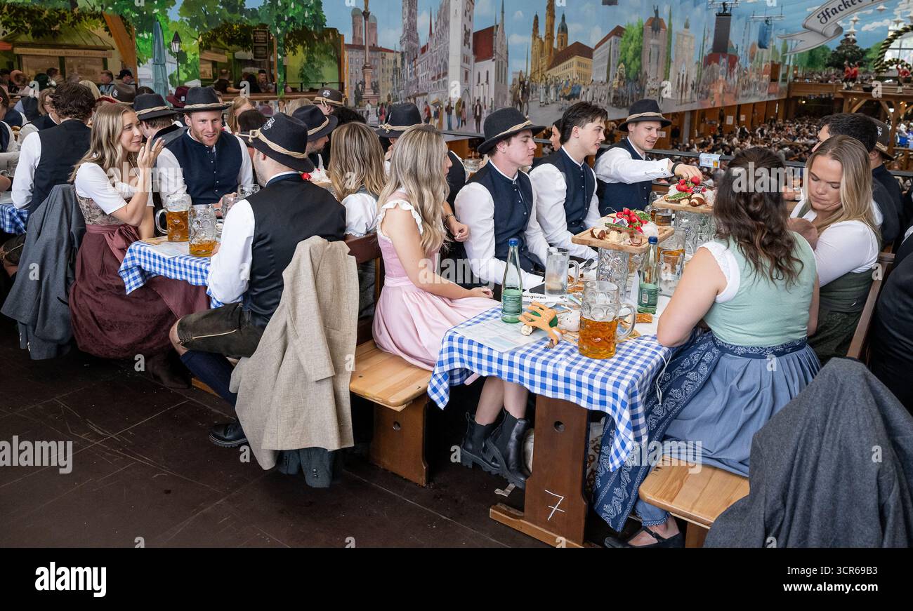 Spielerbesuch oktoberfest hi-res stock photography and images