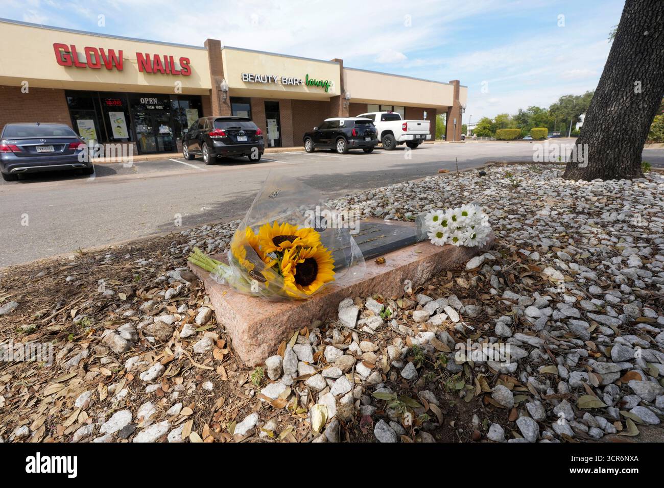 Austin, Texas, USA. 29 Sept, 2025. A plaque rests in the north Austin parking lot at the scene where 34 years ago became the scene of a horrific quadruple murder . On Monday, Austin, Texas police announce they've solved the 34-year old Austin Yogurt Shop murder case where four teenage girls were slain at the I Can't Believe It's Yogurt shop on December 6, 1991. The four victims, Amy Ayers, Jennifer Harbison, sister Sarah Harbison and Eliza Thomas, were found bound, gagged and set on fire. New DNA evidence points to serial killer Robert Eugene Brashers as the suspect. Credit: Bob Daemmrich/Alam Stock Photo