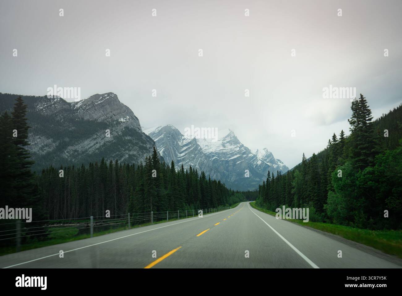 Towering mountains hi-res stock photography and images - Alamy