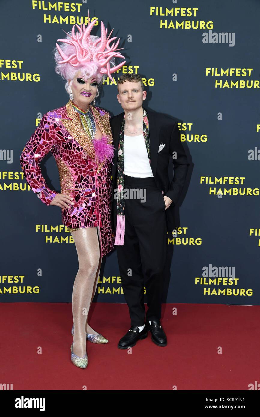 Johannes Hegemann Und Olivia Jones Bei Der Premiere OLIVIA Im Rahmen johannes-hegemann-und-olivia-jones-bei-der-premiere-olivia-im-rahmen