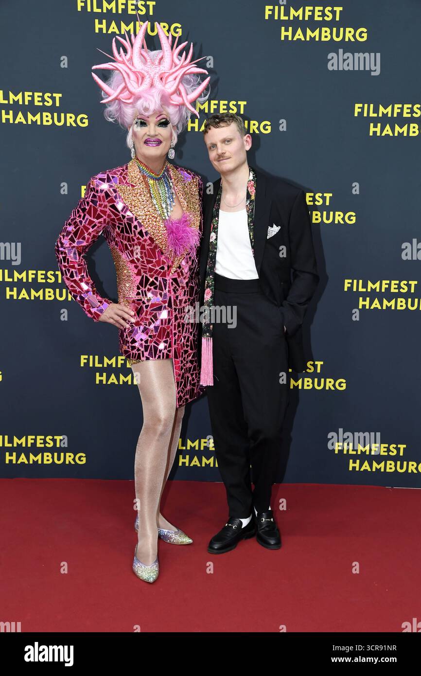 Johannes Hegemann Und Olivia Jones Bei Der Premiere OLIVIA Im Rahmen johannes-hegemann-und-olivia-jones-bei-der-premiere-olivia-im-rahmen