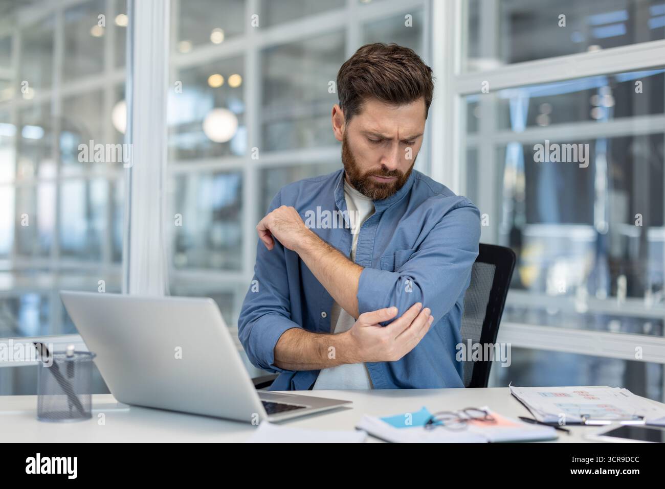 Curated visual reference: Workplace Discomfort And Texture Issues Reference: Common Health Problems Office Hi Res Stock Photography And Images