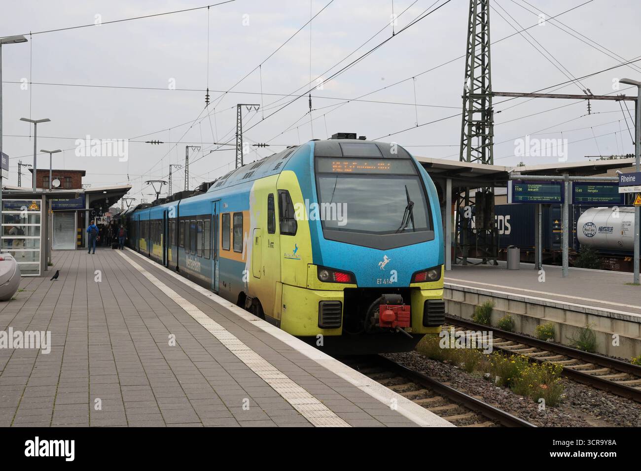 Bahnhof Rheine. Regionalexpress Zug der Westfalenbahn. RE15 Emsland ...