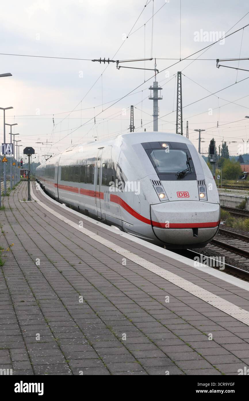 Bahnhof Rheine. Intercity Express Zug, ICE, ICE4 der Deutschen Bahn ...