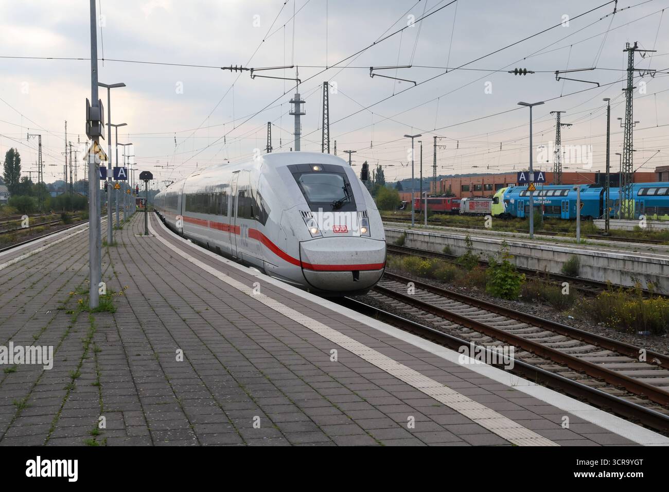 Bahnhof Rheine. Intercity Express Zug, ICE, ICE4 der Deutschen Bahn ...