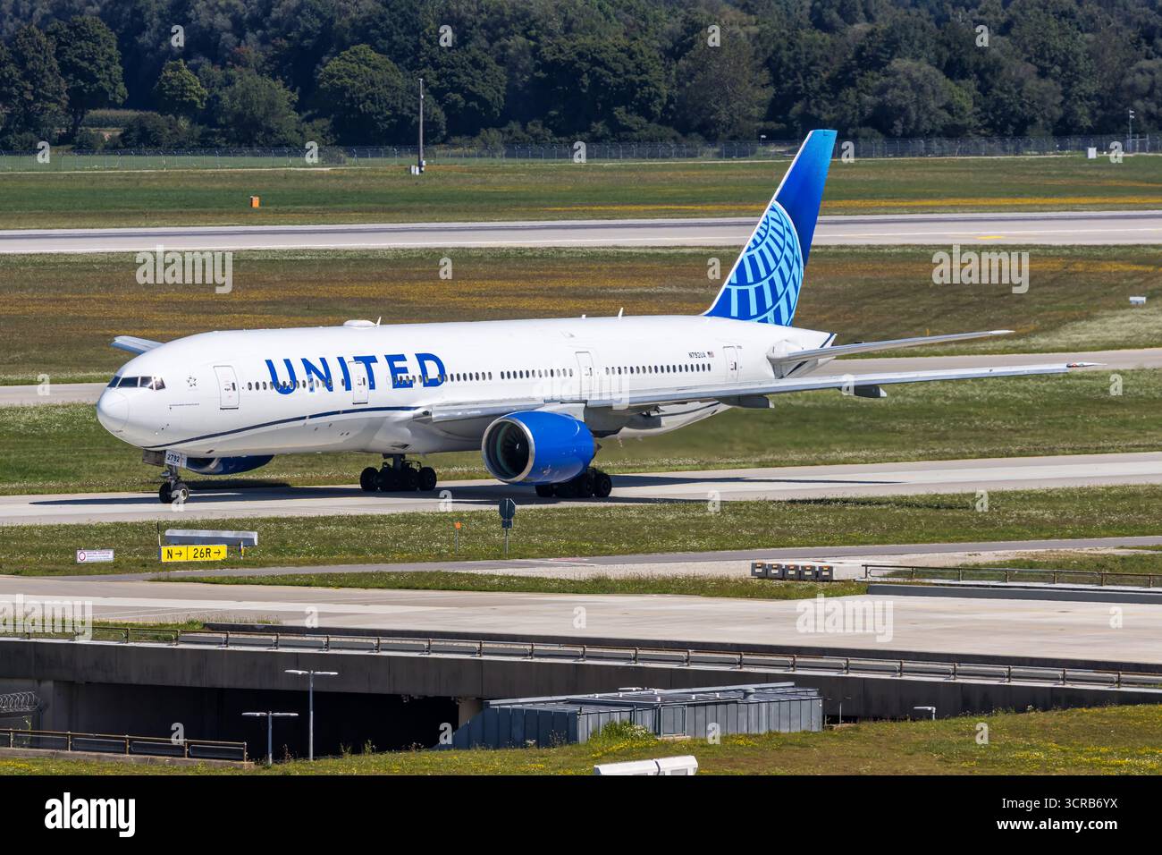 Boeing 777 200 united airlines hi-res stock photography and images