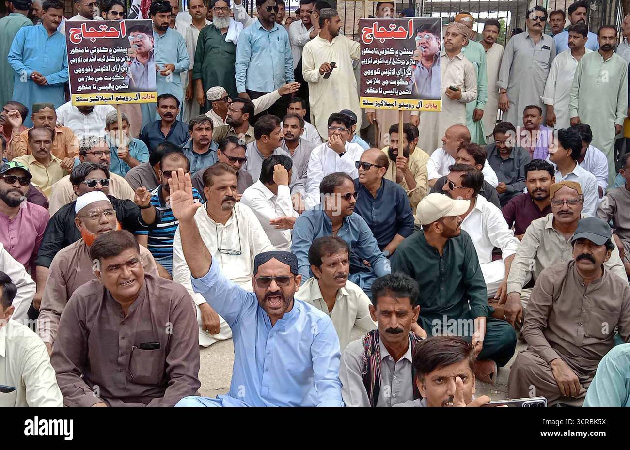 Members Of All Revenue Sindh Employees Association Are Holding Protest members-of-all-revenue-sindh-employees-association-are-holding-protest