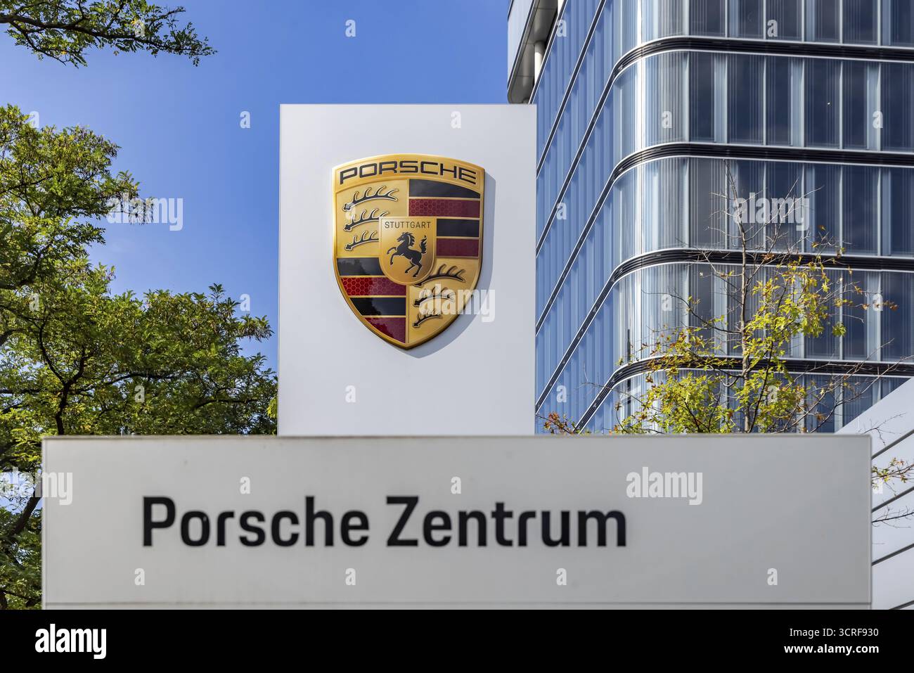 Porsche Centre Autohaus am Pragsattel. Porsche Design Tower skyscraper. Logo on a stele. Stuttgart, Baden-Wuerttemberg, Germany Stock Photo