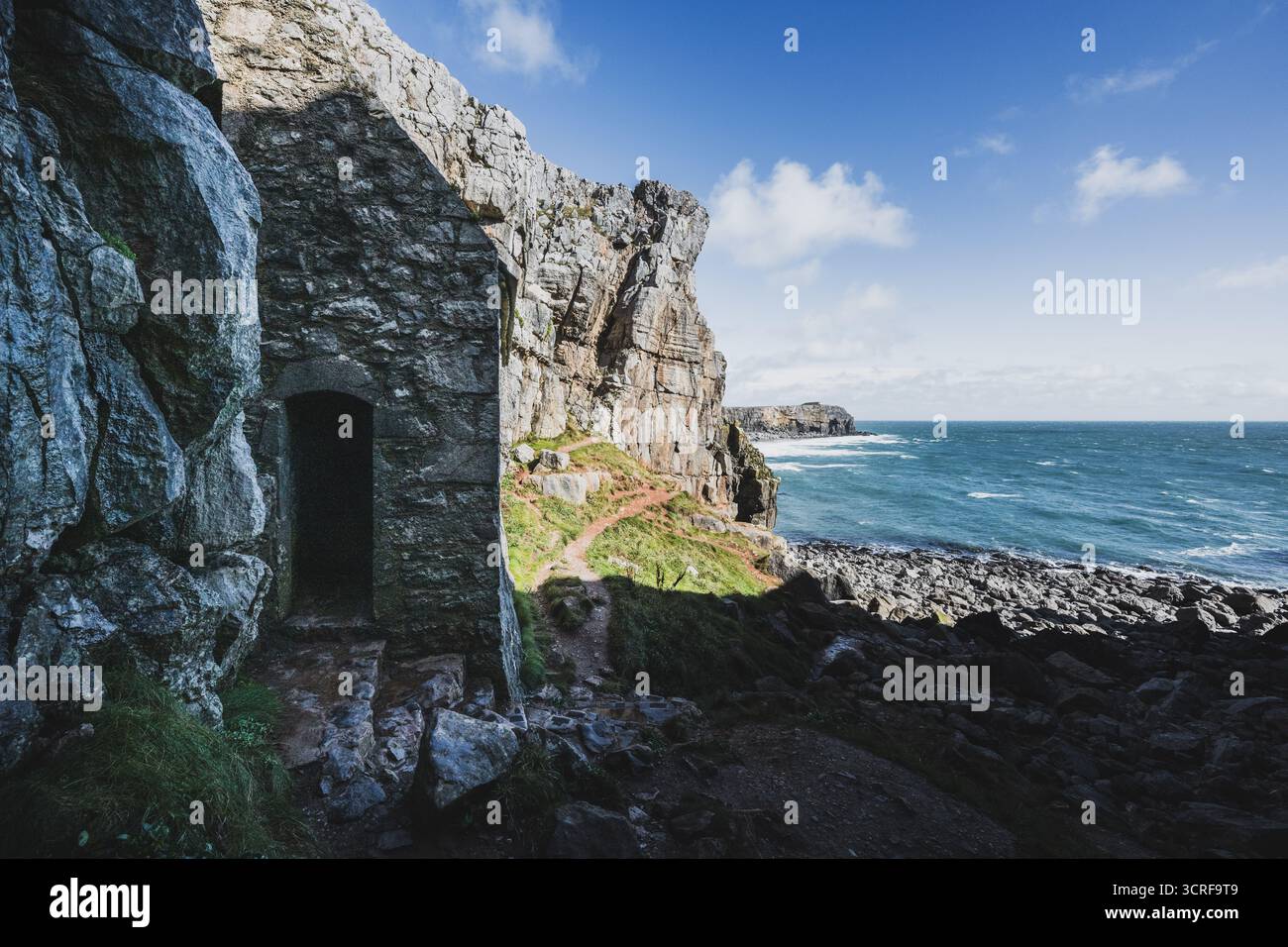 St. Govan's Chapel, eine Kapelle am St. Govan's Head in Pembrokeshire ...