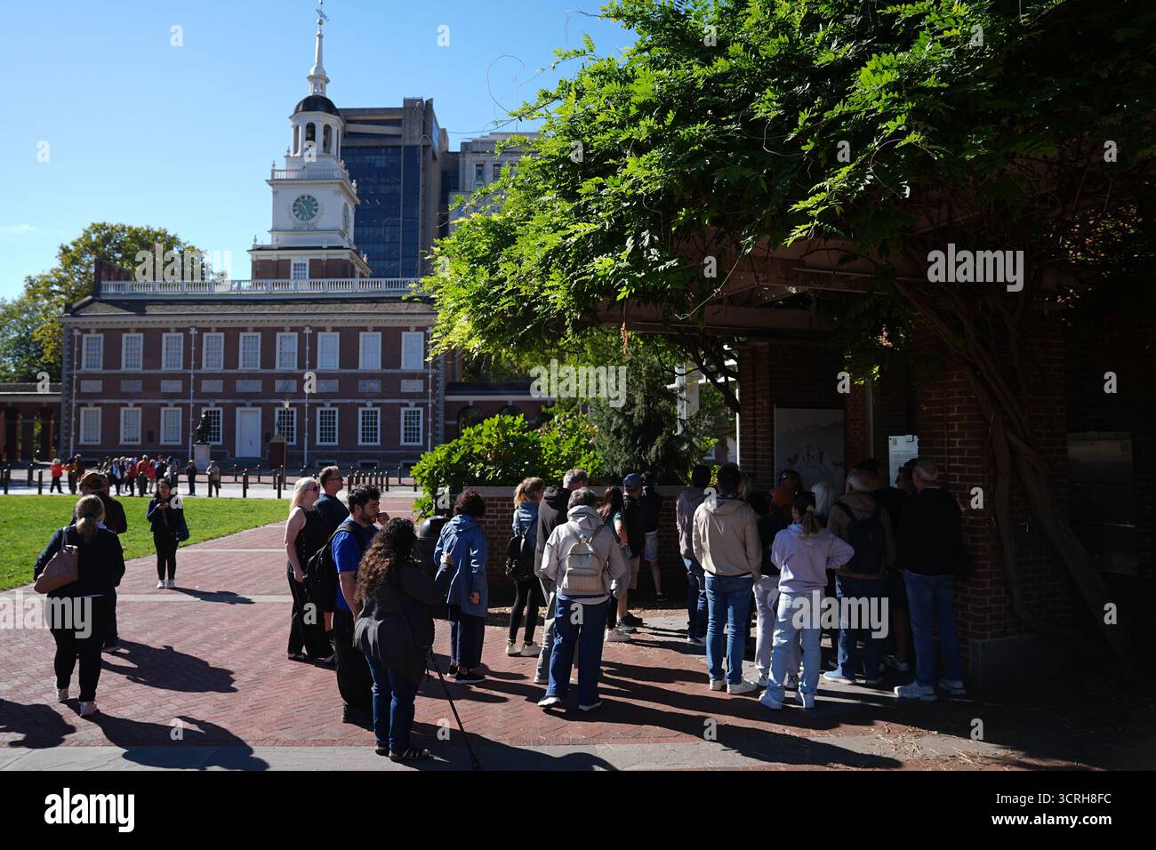 Tourist crowd around a window to view the Liberty Bell with ...