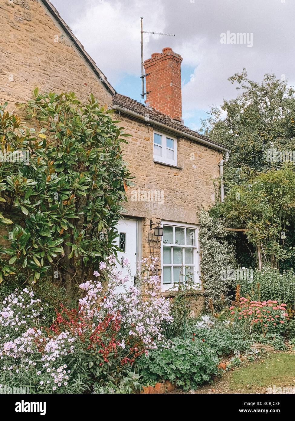 Idyllic Cotswolds Homes in the English Countryside – Picturesque Rural Retreats - Smartphone Captured Stock Image