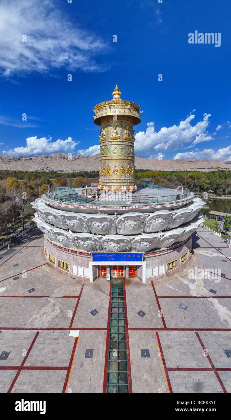 Zhonghua Fuyun Wheel in Guide Huangheqing Wetland Park, Hainan Prefecture, Qinghai Province Stock Photo