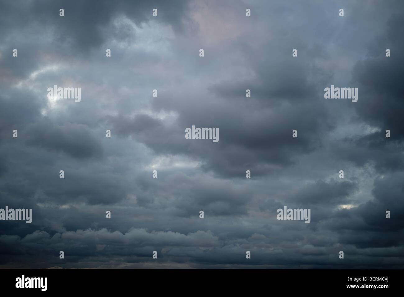 Dark moody clouds hints hi-res stock photography and images - Alamy