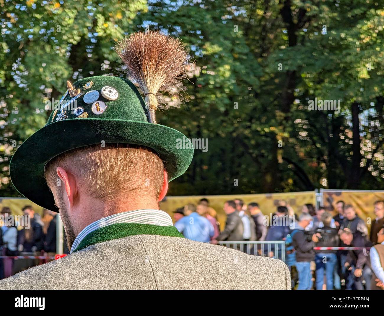 Tuft Pin Munich, Germany. 01st Oct, 2025. A man wears a traditional Bavarian hat ...