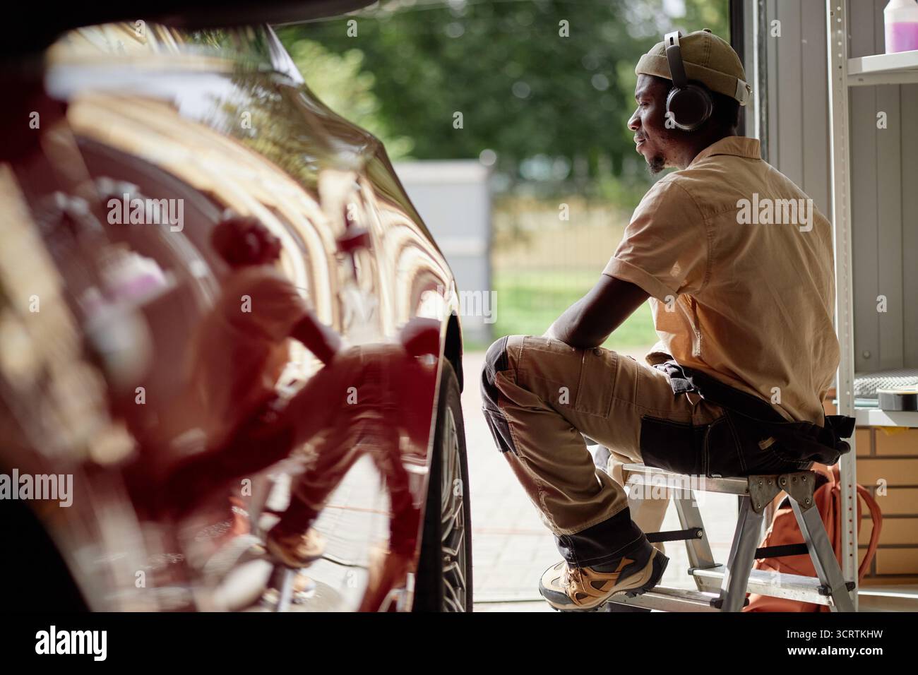 Black mechanic working on car hi-res stock photography and images - Alamy