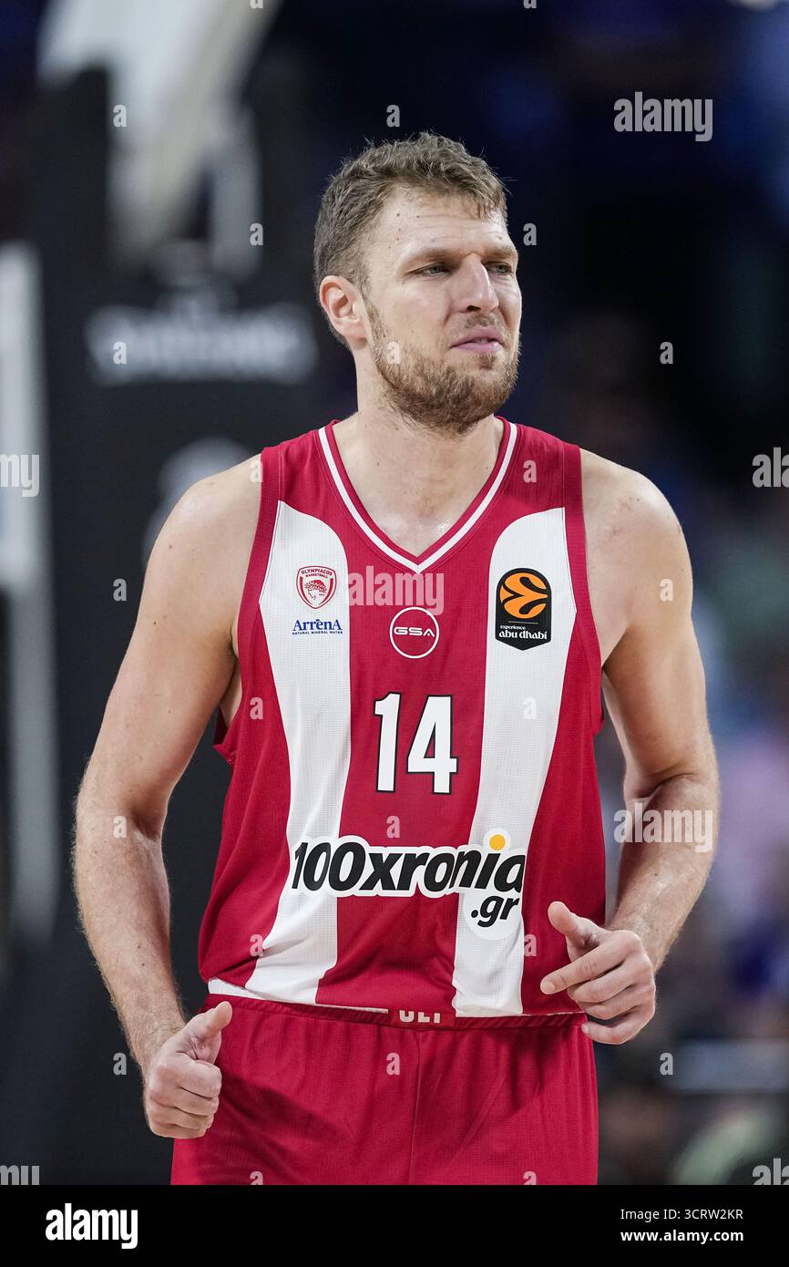 Olympiacos beats Barcelona 105-100 in overtime led by Sasha Vezenkov Olympiacos beats Barcelona 105-100 in overtime led by Sasha Vezenkov