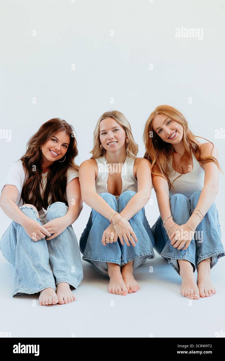 Three women sit cross hi-res stock photography and images - Alamy