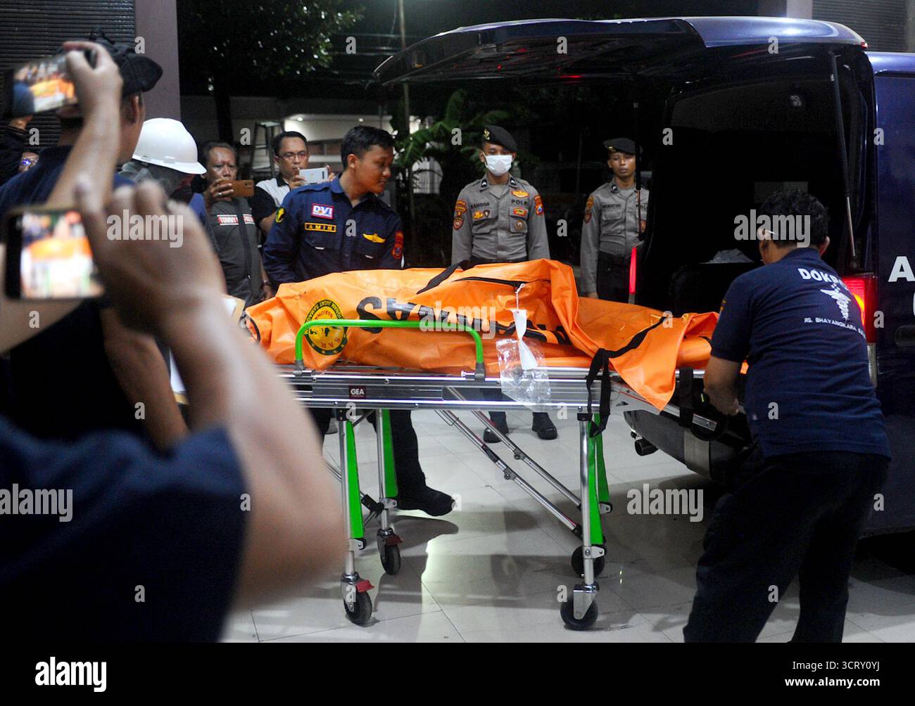 Corpse Disaster (251003) -- SURABAYA, Oct. 3, 2025 (Xinhua) -- Health workers transfer ...