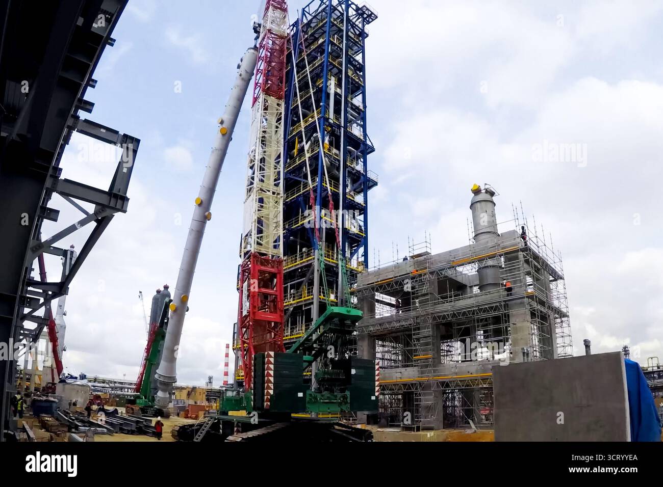 Installation of the reforming column at the Moscow oil refinery Stock ...