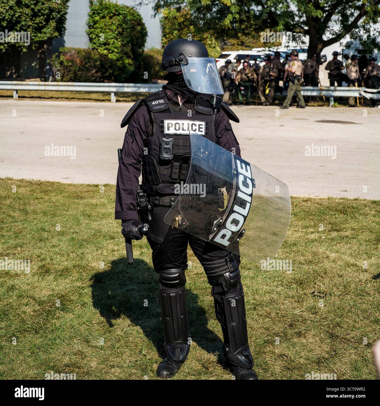 Broadview, Illinois, USA. 3rd Oct, 2025. Fully riot-armored Northern ...