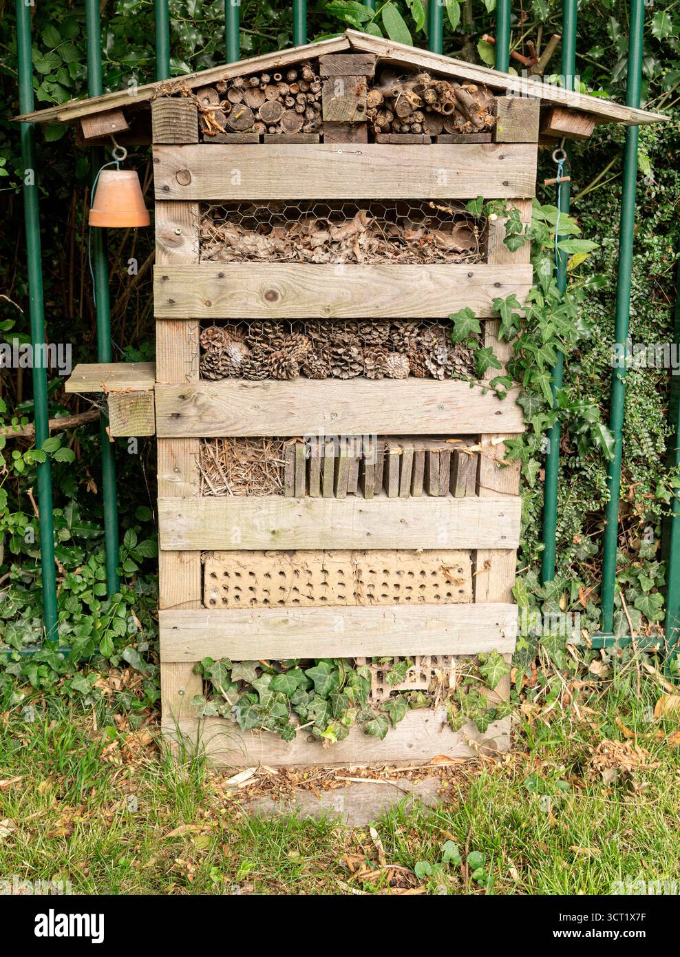 Cardning Insect Gardening - insect hotel to encourage beneficial bees wasps and other ...