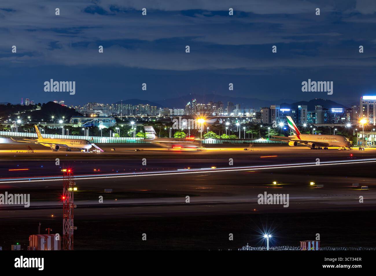 Night airplane parking hi-res stock photography and images - Alamy