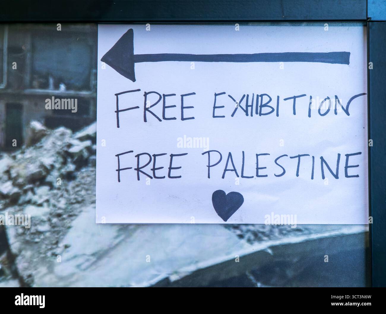 Poster with direction arrow for Free Exhibition Free Palestine and heart symbol, Totnes, Devon, England, UK Stock Photo
