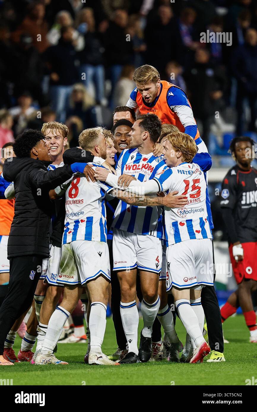 HEERENVEEN - Sam Kersten of SC Heerenveen (m) receives congratulations ...