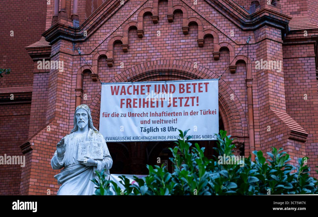 Political Prayer Banner for Prisoners in Turkey and Worldwide at Gethsemanekirche, Berlin, Prenzlauer Berg, Germany Stock Photo