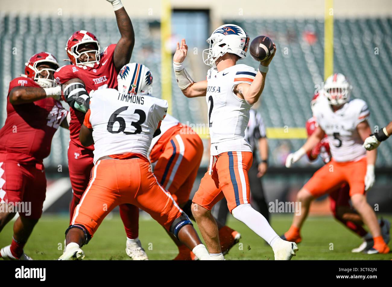 Utso Pa Philadelphia, Pennsylvania, USA. 4th Oct, 2025. UTSA QB OWEN MCCOWN (20 ...