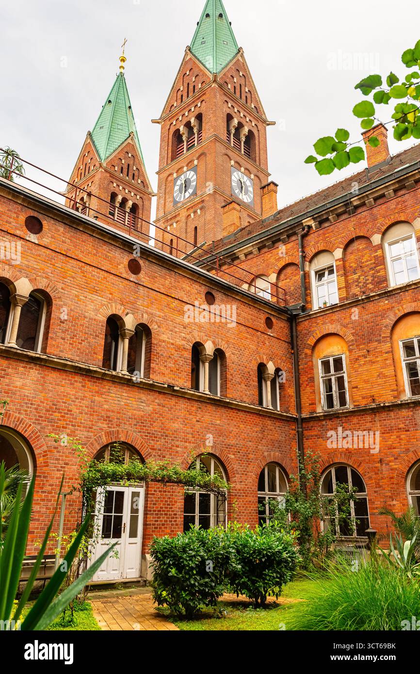 Buildings attached red brick hi-res stock photography and images - Alamy