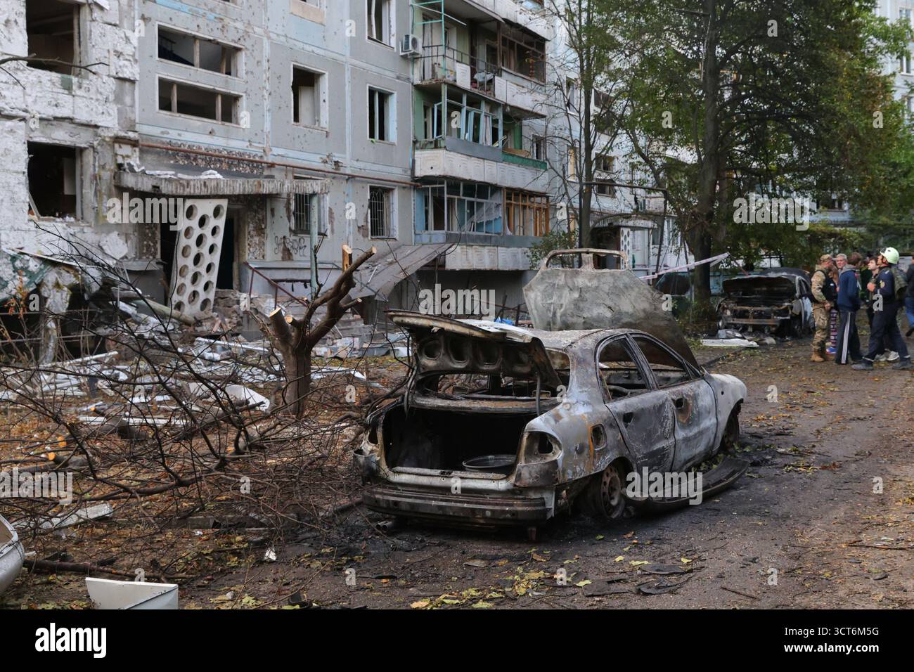 Burned cars and damaged residential building are seen after a Russian strike in Zaporizhzhia, Ukraine, Sunday, Oct. 5, 2025. (AP Photo/Kateryna Klochko) Stock Photo