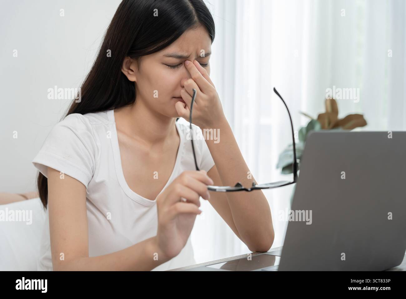 Eye problems, Asian women use hand cover eyes due to eye irritation ...
