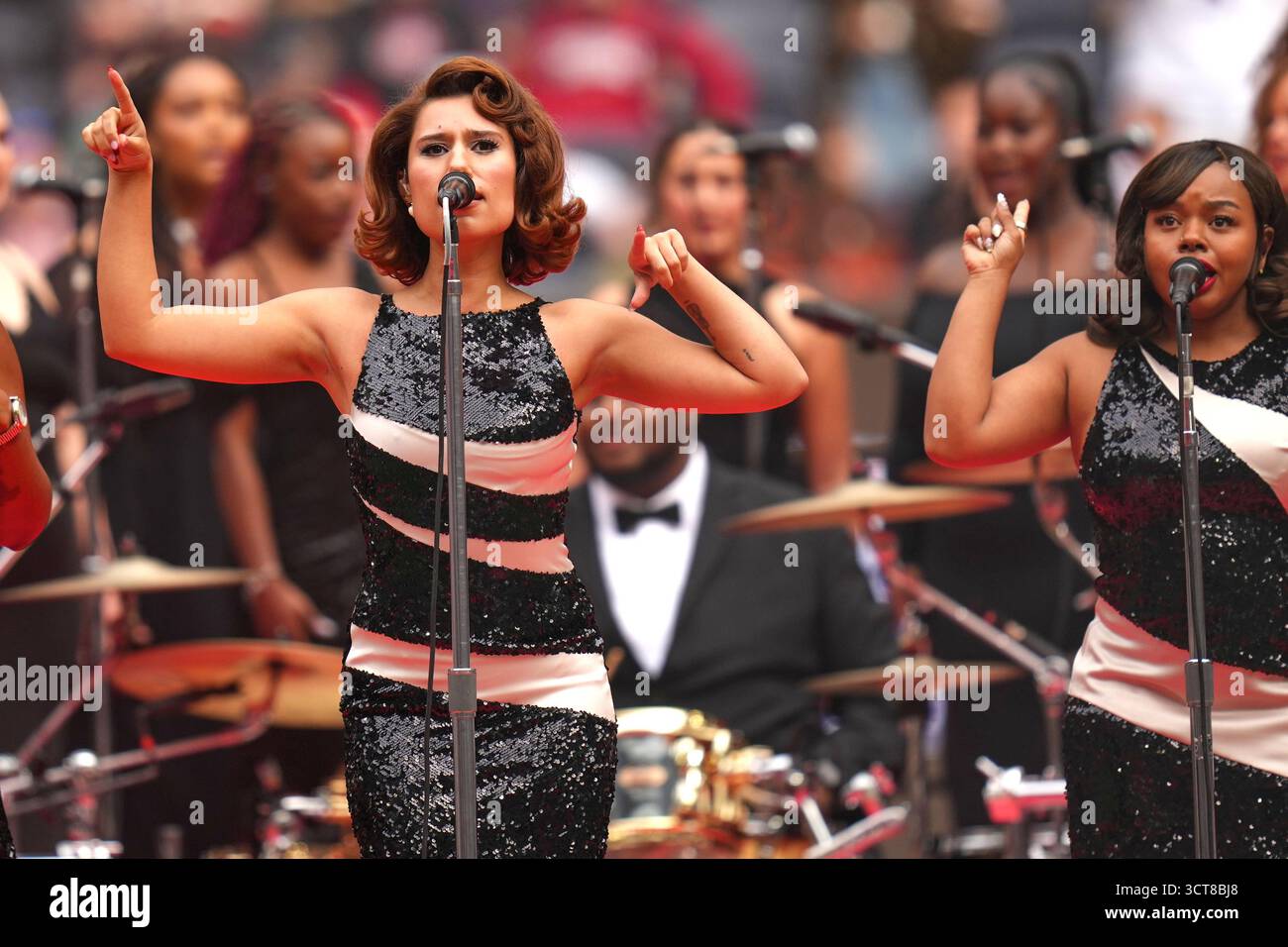 Singer, Raye performs at half-time during the NFL game between ...