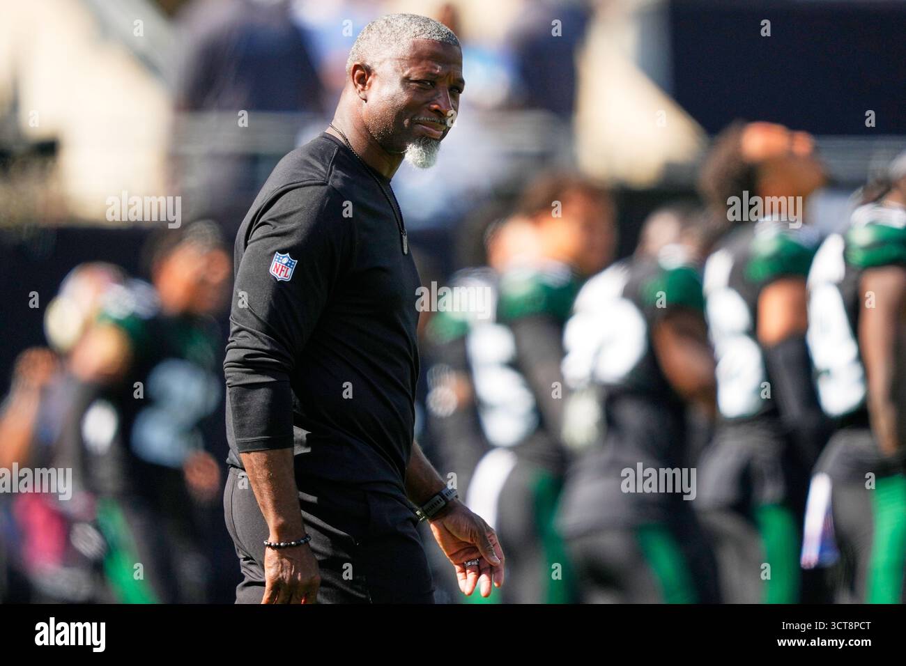 New York Jets head coach Aaron Glenn watches warm ups before an NFL ...